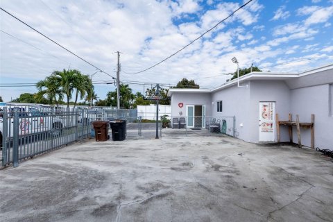 House in Hialeah, Florida 6 bedrooms, 226.77 sq.m. № 2004253 - photo 27