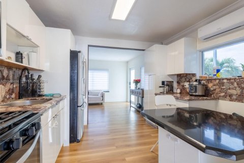 House in Hialeah, Florida 6 bedrooms, 226.77 sq.m. № 2004253 - photo 8