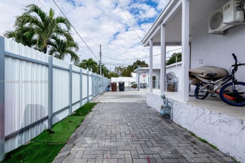 House in Hialeah, Florida 6 bedrooms, 226.77 sq.m. № 2004253 - photo 30