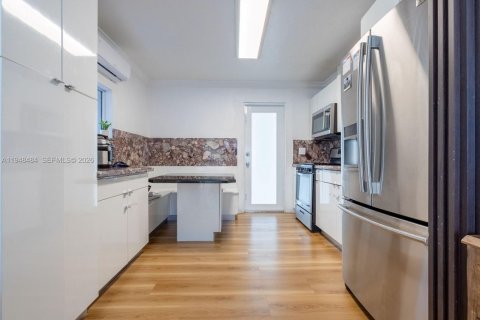 House in Hialeah, Florida 6 bedrooms, 226.77 sq.m. № 2004253 - photo 5