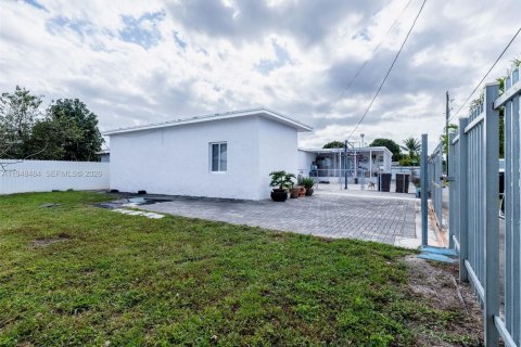 House in Hialeah, Florida 6 bedrooms, 226.77 sq.m. № 2004253 - photo 4