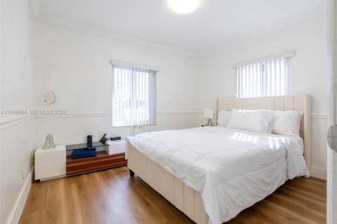 House in Hialeah, Florida 6 bedrooms, 226.77 sq.m. № 2004253 - photo 13