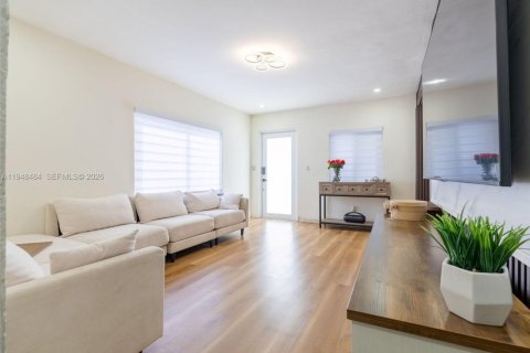 House in Hialeah, Florida 6 bedrooms, 226.77 sq.m. № 2004253 - photo 11