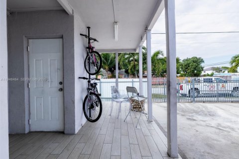 House in Hialeah, Florida 6 bedrooms, 226.77 sq.m. № 2004253 - photo 28