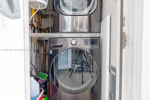 House in Hialeah, Florida 6 bedrooms, 226.77 sq.m. № 2004253 - photo 12