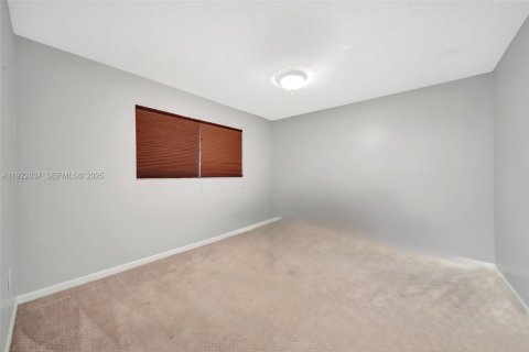 Купить кондоминиум в Халландейл-Бич, Флорида 2 спальни, 123.56м2, № 1982712 - фото 25