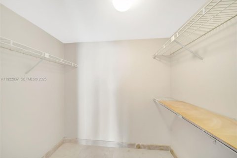 Купить кондоминиум в Халландейл-Бич, Флорида 2 спальни, 123.56м2, № 1982712 - фото 21