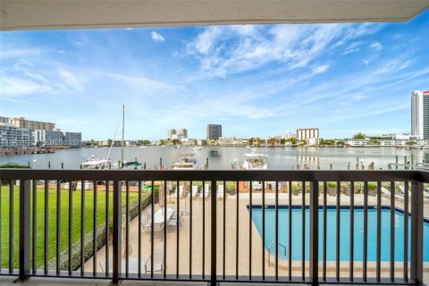 Купить кондоминиум в Халландейл-Бич, Флорида 2 спальни, 123.56м2, № 1982712 - фото 1