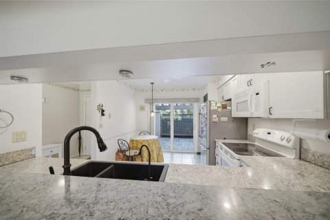 Condo in Sarasota, Florida, 2 bedrooms  № 2385782 - photo 13
