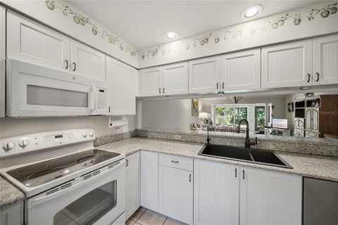 Condo in Sarasota, Florida, 2 bedrooms  № 2385782 - photo 16