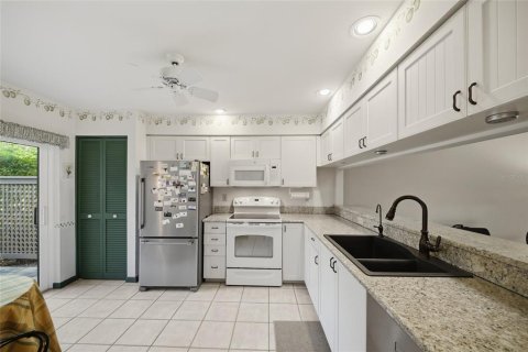 Condo in Sarasota, Florida, 2 bedrooms  № 2385782 - photo 14