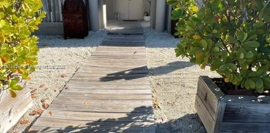 House in Key Biscayne, Florida 3 bedrooms, 200.58 sq.m. № 1861889