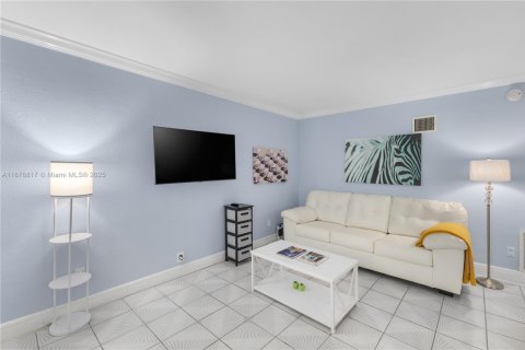 Copropriété à vendre à Miami Beach, Floride: 1 chambre, 65.03 m2 № 2047088 - photo 2