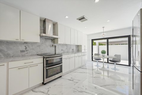 Townhouse in West Palm Beach, Florida 3 bedrooms, 252.6 sq.m. № 2281440 - photo 18