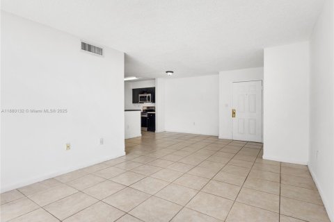 Copropriété à louer à Miami, Floride: 2 chambres, 81.48 m2 № 1924374 - photo 3