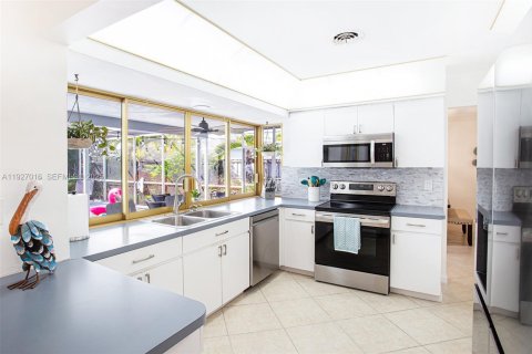 Купить виллу или дом в Холливуд, Флорида 3 спальни, 146.79м2, № 1988088 - фото 16