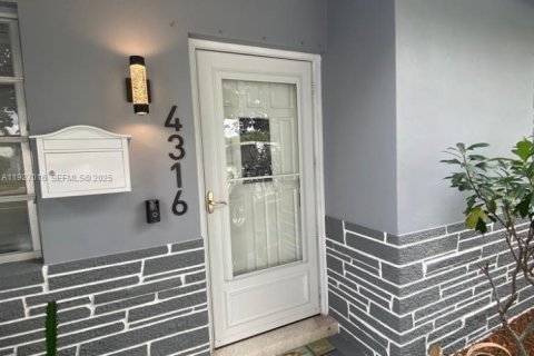 Купить виллу или дом в Холливуд, Флорида 3 спальни, 146.79м2, № 1988088 - фото 3