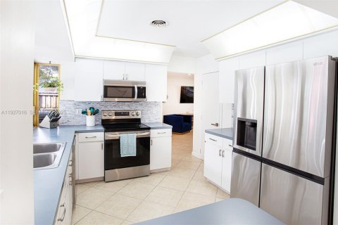 Купить виллу или дом в Холливуд, Флорида 3 спальни, 146.79м2, № 1988088 - фото 17