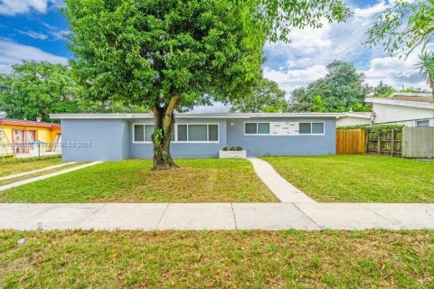 House in Miami, Florida 3 bedrooms, 142.05 sq.m. № 1931437 - photo 1