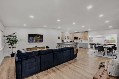 House in Miami, Florida 3 bedrooms, 142.05 sq.m. № 1931437 - photo 2