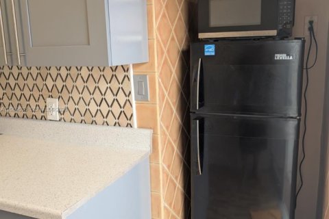 Immobilier commercial à louer à Miami, Floride: 1 chambre № 2297817 - photo 2