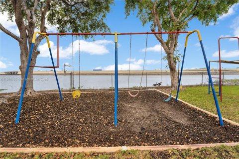 Купить кондоминиум в Майами, Флорида 3 спальни, 95.13м2, № 1972151 - фото 17