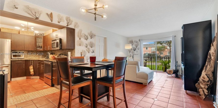 Кондоминиум с 3 спальнями в Майами, Флорида № 1972151