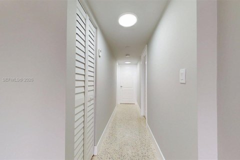 House in Miami, Florida 2 bedrooms, 81.29 sq.m. № 2000370 - photo 18