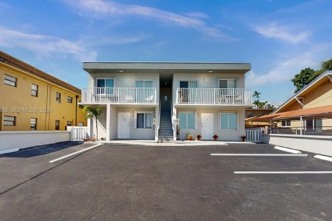 House in Miami, Florida 2 bedrooms, 81.29 sq.m. № 2000370