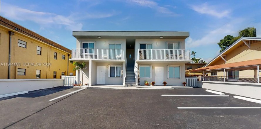 House in Miami, Florida 2 bedrooms, 81.29 sq.m. № 2000370