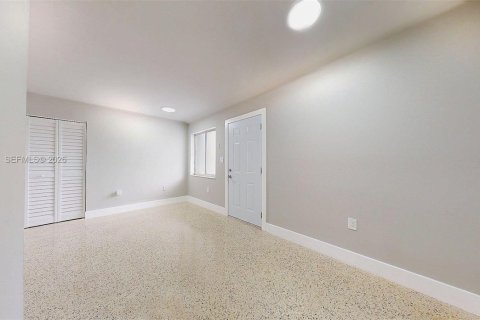 House in Miami, Florida 2 bedrooms, 81.29 sq.m. № 2000370 - photo 12