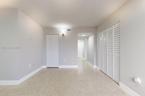 House in Miami, Florida 2 bedrooms, 81.29 sq.m. № 2000370 - photo 17