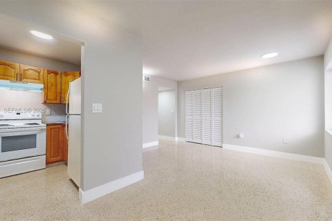 House in Miami, Florida 2 bedrooms, 81.29 sq.m. № 2000370 - photo 8