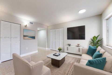 House in Miami, Florida 2 bedrooms, 81.29 sq.m. № 2000370 - photo 7