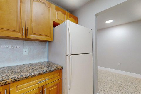 House in Miami, Florida 2 bedrooms, 81.29 sq.m. № 2000370 - photo 9