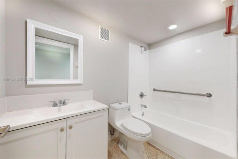 House in Miami, Florida 2 bedrooms, 81.29 sq.m. № 2000370 - photo 20