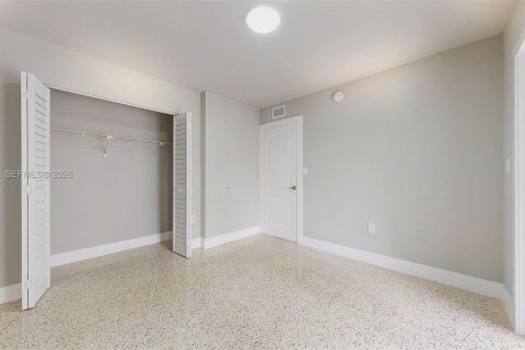 House in Miami, Florida 2 bedrooms, 81.29 sq.m. № 2000370 - photo 22
