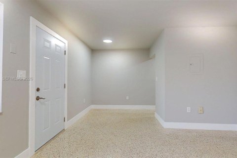 House in Miami, Florida 2 bedrooms, 81.29 sq.m. № 2000370 - photo 4