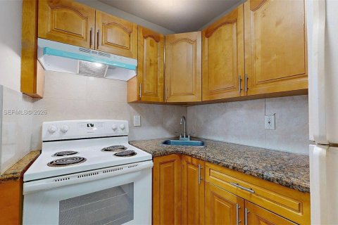 House in Miami, Florida 2 bedrooms, 81.29 sq.m. № 2000370 - photo 10