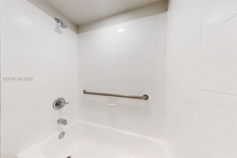 House in Miami, Florida 2 bedrooms, 81.29 sq.m. № 2000370 - photo 21