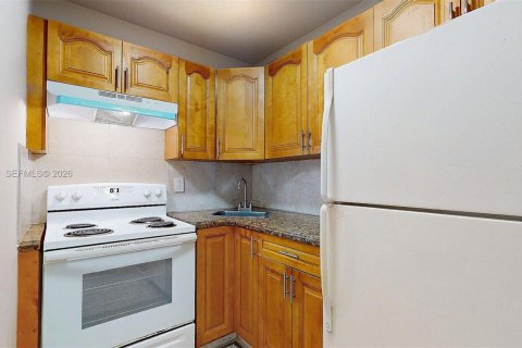 House in Miami, Florida 2 bedrooms, 81.29 sq.m. № 2000370 - photo 11