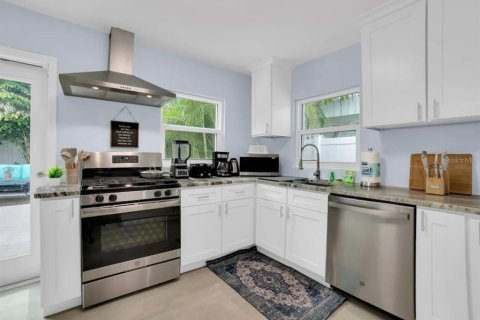 House in Indian Rocks Beach, Florida 3 bedrooms, 103.86 sq.m. № 1799850 - photo 13