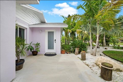 Casa en alquiler en Indian Rocks Beach, Florida, 3 dormitorios, 103.86 m2 № 1799850 - foto 1