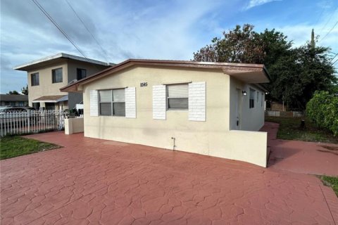 House in Miami, Florida 3 bedrooms, 85.93 sq.m. № 2340330
