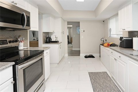 Casa en venta en Hollywood, Florida, 3 dormitorios, 209.03 m2 № 2074634 - foto 3