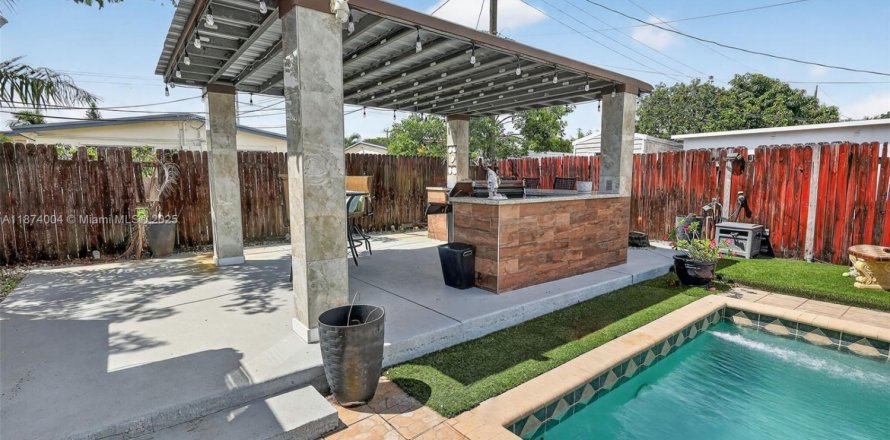 House in Hollywood, Florida 4 bedrooms, 182.92 sq.m. № 2025810