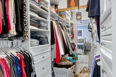 House in Hollywood, Florida 4 bedrooms, 182.92 sq.m. № 2025810 - photo 26