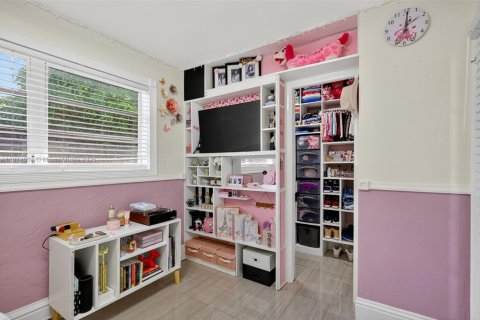 House in Hollywood, Florida 4 bedrooms, 182.92 sq.m. № 2025810 - photo 29