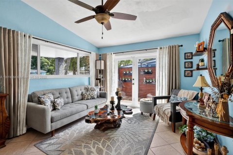 House in Hollywood, Florida 4 bedrooms, 182.92 sq.m. № 2025810 - photo 9