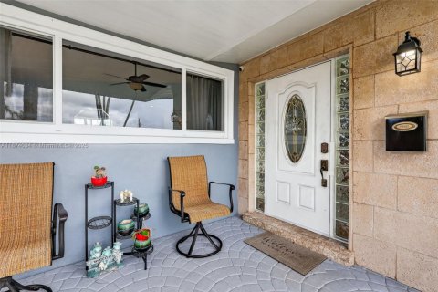 House in Hollywood, Florida 4 bedrooms, 182.92 sq.m. № 2025810 - photo 3